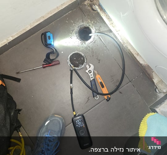 איתור נזילה בפתרון ניקוז בבית באמצעות סיב אופטי וציוד מקצועי
